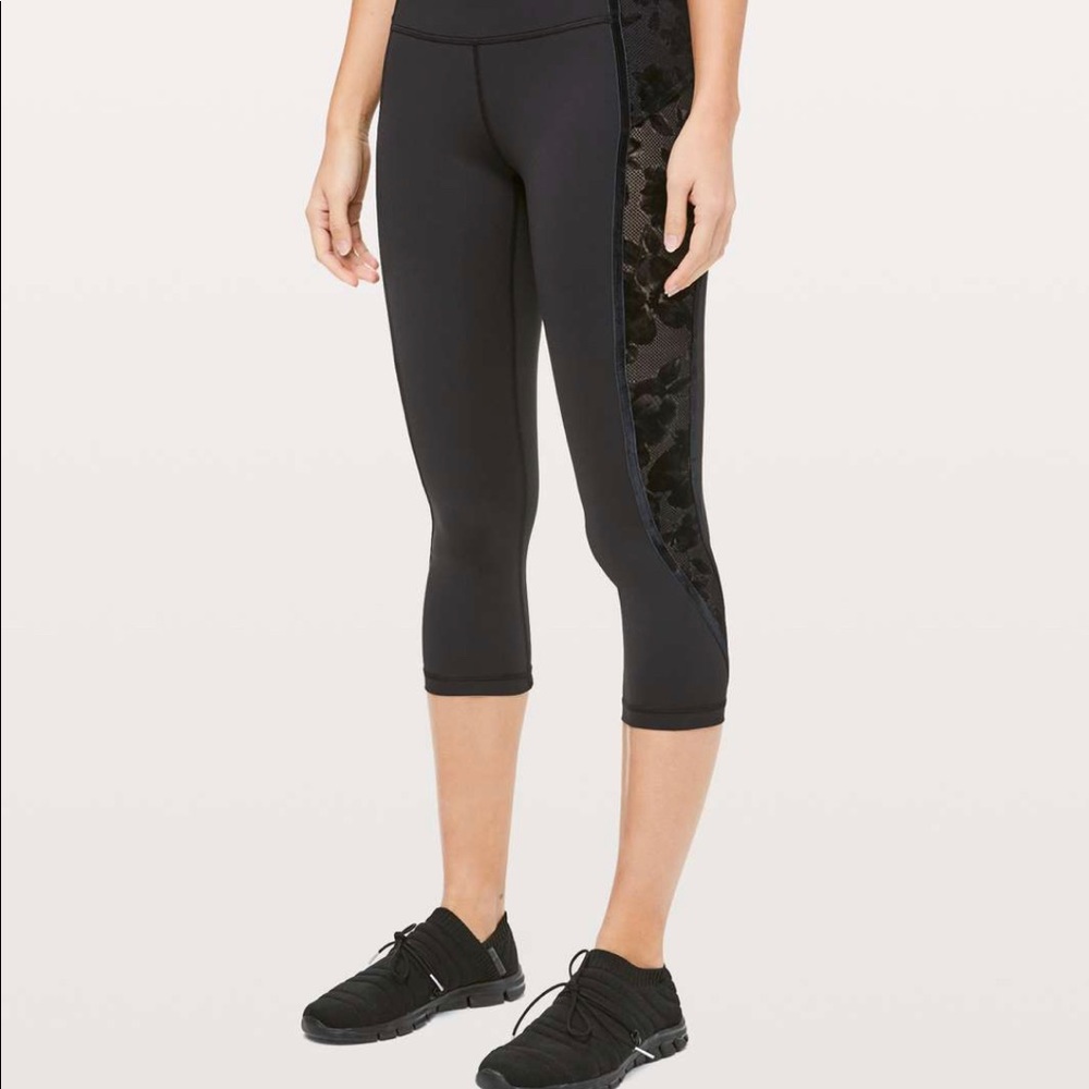 Lululemon Velvet Flocked Cropped 21” Wunder Unders Size 4